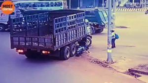 155 Shocking Car Crashes and Instant Karma – The Luckiest People Ever Caught on Camera!