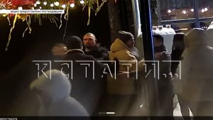 Случайного прохожего, который внезапно отправил в нокаут мужчину, не могут найти