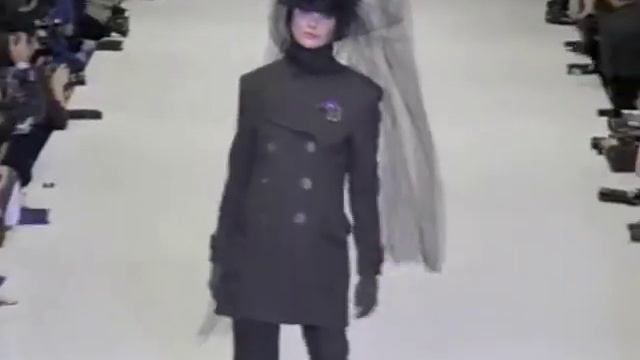 Показ женской коллекции Blumarine осень-зима 1994-1995. Часть 2.