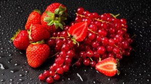 Клубничный компот с красной смородиной и листьями чёрной смородины на зиму