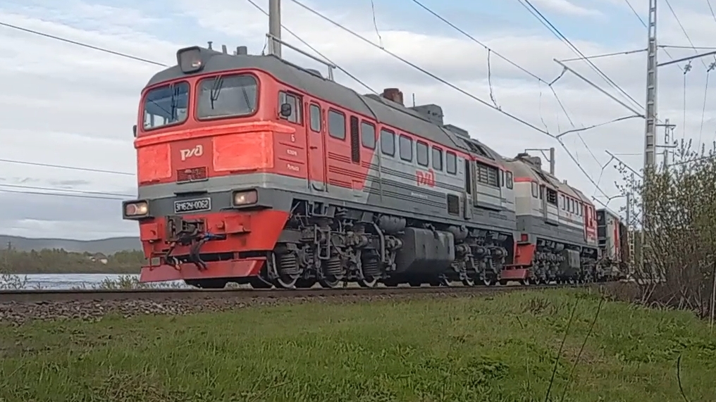 3М62У-0062 проезжает с служебным поездом смотреть онлайн