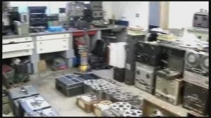 Гараж, где хранится более 100 магнитофонов