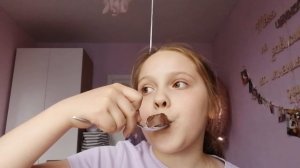 Ем и оцениваю мороженое челендж