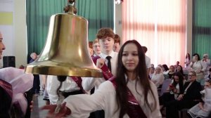 Для сотен тысяч выпускников по всей России прозвенел последний звонок.