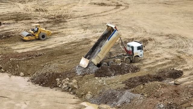 OMG Gone Wrong!! Massive New Road Building Bulldozer Pouring Dirt Truck Delivery ｜ MACHINES TV смотреть онлайн