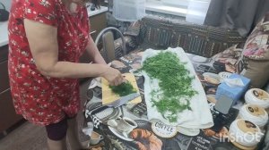 Погода не на шутку ☂️💧//убираю укроп// ем  щи,  а в чем???