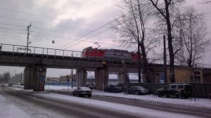 ЭП20 электровоз на виадуке в Петербурге