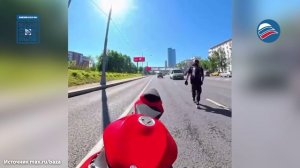 Байкер наказал водителя внедорожника за опасный маневр в Москве