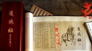 Китайский столяр-краснодеревщик делает уникальные подставки для книг из цельного куска