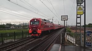 Красная Стрела с электровозом ЭП2К-511 следует в Петербург дождливым майским утром