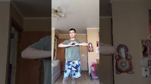 танцую под трек своих друзей