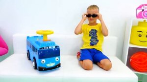 Влад и Ники играют с маленьким автобусом Тайо