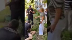 Вы думаете это полицейские? Нет это каратели ТЦК на полицейских машинах и в полицейской форме.