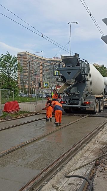Завершение заливки бетонной подушки.