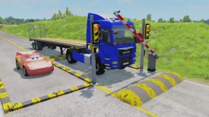 МУЛЬТИК ПРО МАШИНКИ Молния Маквин на Большом Грузовике Эвакуаторе 🚛 Сумасшедшие Ямы на Дороге 💥