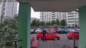 В Подольске произошёл тревожный случай: группа детей, находясь на балконе многоэтажного дома, сбрасы