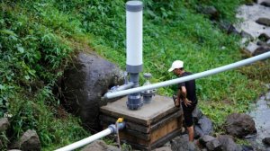 Насос для воды без электричества, который может качать воду вверх по склону.