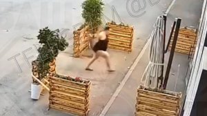 Женщина в купальнике разбила кирпичом витрину бара в Уфе
