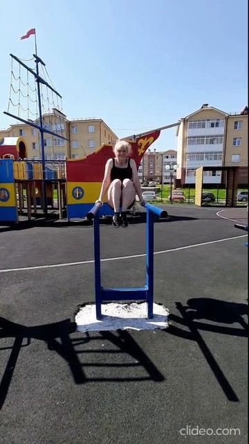 А это моя попытка сделать планку на брусьях (из серии "ПОТОМУ ЧТО МОГУ!..")