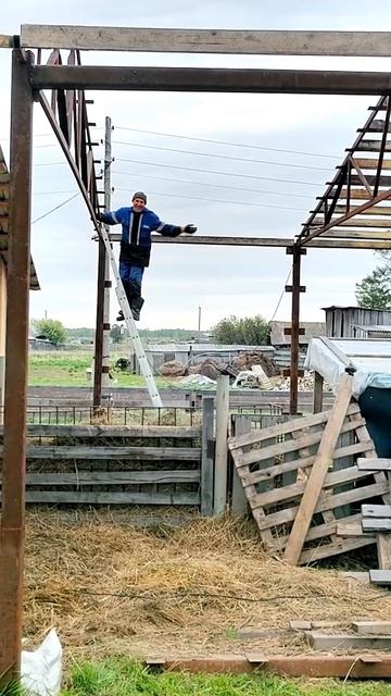 Дядя Вова ВЕРНУЛСЯ с вахты! 🏗️ СРАЗУ на высоту! #стройка