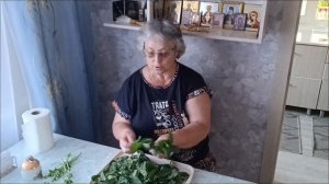 26.05.26. Сушу и завариваю мяту. Понравилась игрушка из Пятерочки.