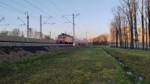 В тёплый, майский вечер! Электровоз ЭП20-048 с двухэтажным пассажирским поездом «Дневной экспресс».
