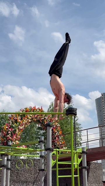 Стойка на перекладине на одной руке