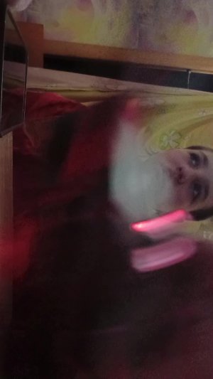 убираюсь в комнате, простите, потом буду говорить тихо, мама спит
