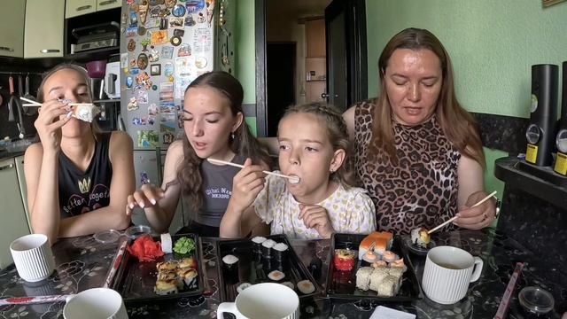 Мукбанг. Роллы. Поздравляю всех с окончанием учебного года/Еда/Вкусная еда смотреть онлайн