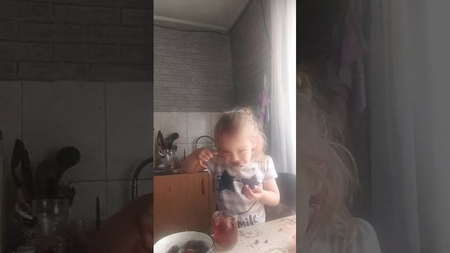 Ева пьёт чай с ягодками смотреть онлайн
