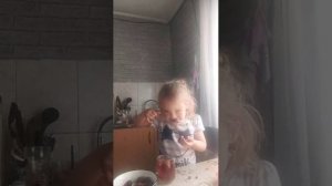 Ева пьёт чай с ягодками