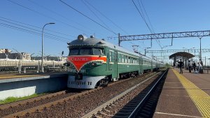 Ретроэлектропоезд ЭР2К-901 «Юность» на пл.Ленинский проспект, май 2026 года
