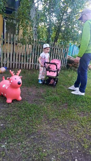 У Евы есть маленькая коляска и маленький пупс!