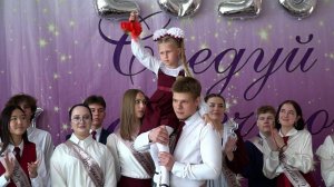 Последний школьный звонок звучит для сотен тысяч выпускников по всей стране.