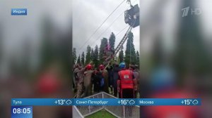 Более 300 человек застряли на канатной дороге в Индии: кадры спасения.
