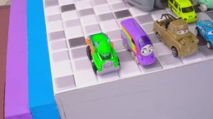 Игрушки Тачки Дисней ☆ Купаем миниатюрные машинки в воде