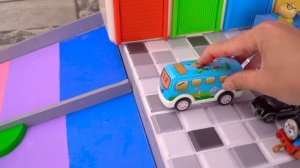 Машинки на Радужной Лестнице! 🏎️ Залипательное видео для детей с мини-машинками