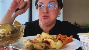 Давно вареников не ела, так захотелось 😋Да, с грибочками и огурчиком😋Мукбанг