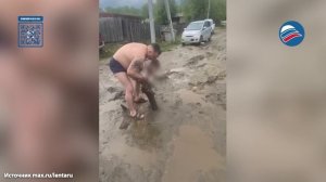 По пояс в трясине: 7-летний мальчик чуть не утонул в грязи в Амурской области