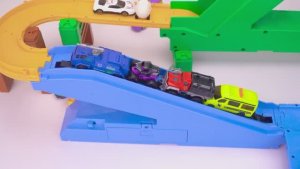 Тачки Дисней на треке Tomica Эпичный подъем на автоматической рампе и прыжок в воду! 🏎️