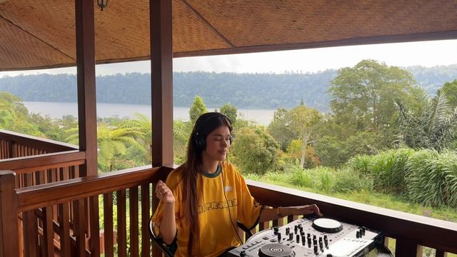 SINITSA - Melancholic Indie Dance & Disco Summer Mood смотреть онлайн