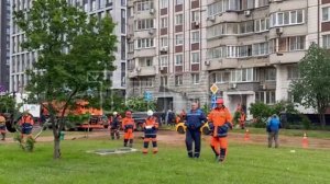 Устранение последствий прорыва трубы на Новочеремушкинской улице в Москве
