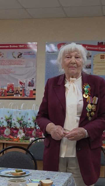 Юлия Ефимовна читает стихотворение