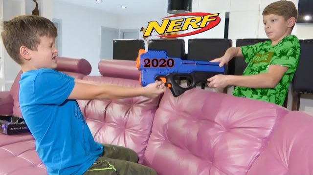 Арсений и Саша НЕ МОГУТ ПОДЕЛИТЬ NERF. Брос Шоу смотреть онлайн