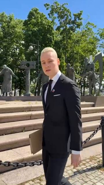 Шаман публикует ролики про таинственную папку, видимо, песни закончились...