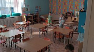 Близнецы играют в детском саду.