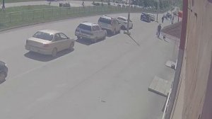 Мужчину и женщину чуть не убило кровлей в Асбесте. 

Кусок крыши рухнул в сантиметрах от мирно гуляю
