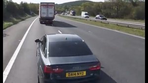 Ярость на дороге Audi резко нажимает на тормоза перед полностью загруженным грузовым автомобилем