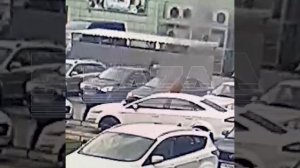 Воронежский дебошир захватил скорую помощ и атаковал прохожих струёй огнетушителя. И поджёг автомоби