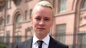 Shaman опубликовал видео с тайной папкой в руках у посольства США